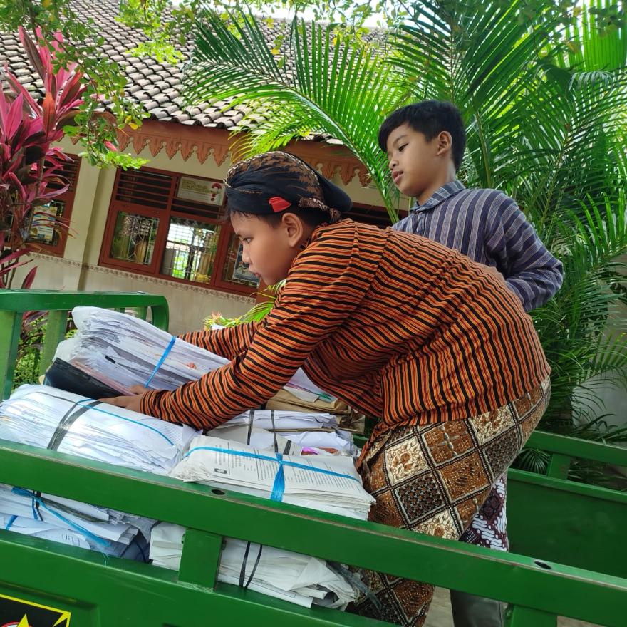 Penimbangan Sampah di SD Negeri Mejing oleh Bank Sampah Ngudi Resik